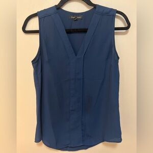 Banana republic V-neck shell top. Extra small.